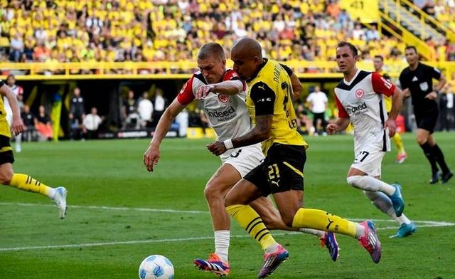 关键时刻德甲传出新动向，斯图加特单刀错失，管理层表态：气氛紧张，更衣室氛围转暖(德甲法兰克福vs斯图加特)