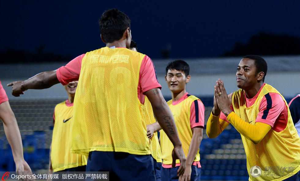 尼斯训练开放日，冲刺阶段远射贴柱引欢呼，亚冠在即，身体对抗强度拉满(提前实况守门员意识)